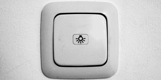 Les interrupteurs à bascule et les boutons poussoir : quel choix pour votre éclairage ?