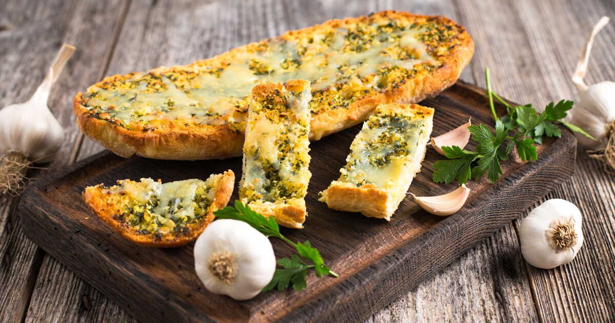 Un pain à l'ail gratiné pour épater vos invités à la dernière minute
