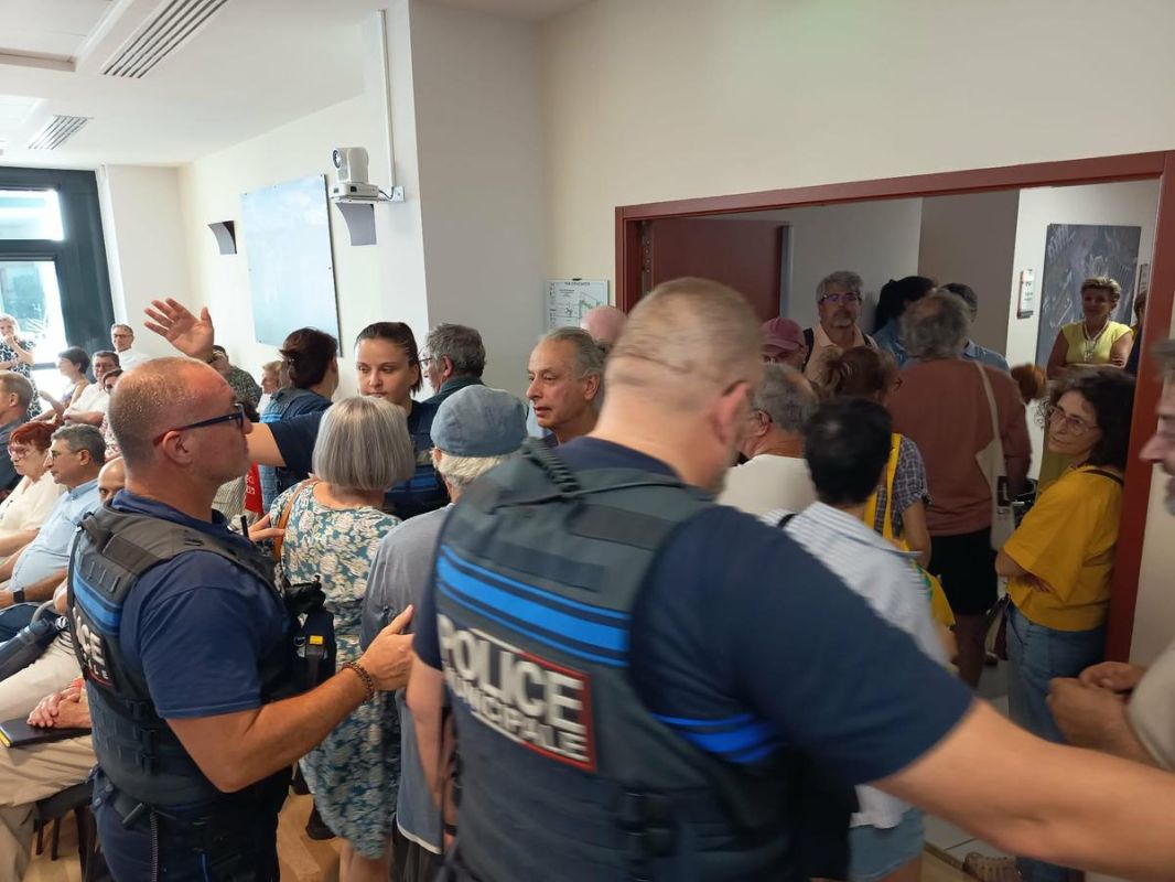 Evacuation de manifestants lors du conseil municipal : tensions à Périgueux autour du Canon français