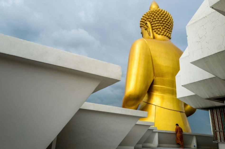 Une tragédie brutale en Thaïlande : un enfant cause la mort de neuf moines bouddhistes