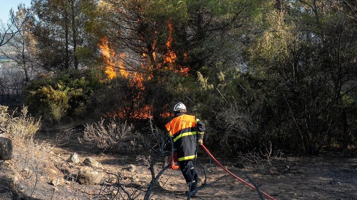 Aude : les pompiers résistent face à un incendie tenace