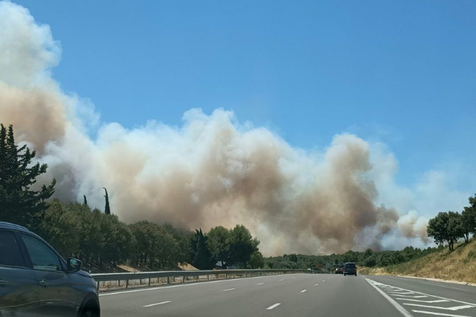 un incendie ravageur dans le gard : 540 hectares en flammes et l'autoroute a9 touchée