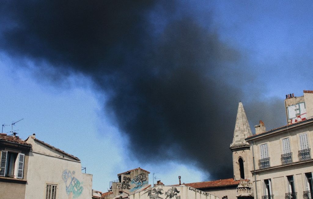 Un incendie spectaculaire ravage le Vieux-Port de Marseille
