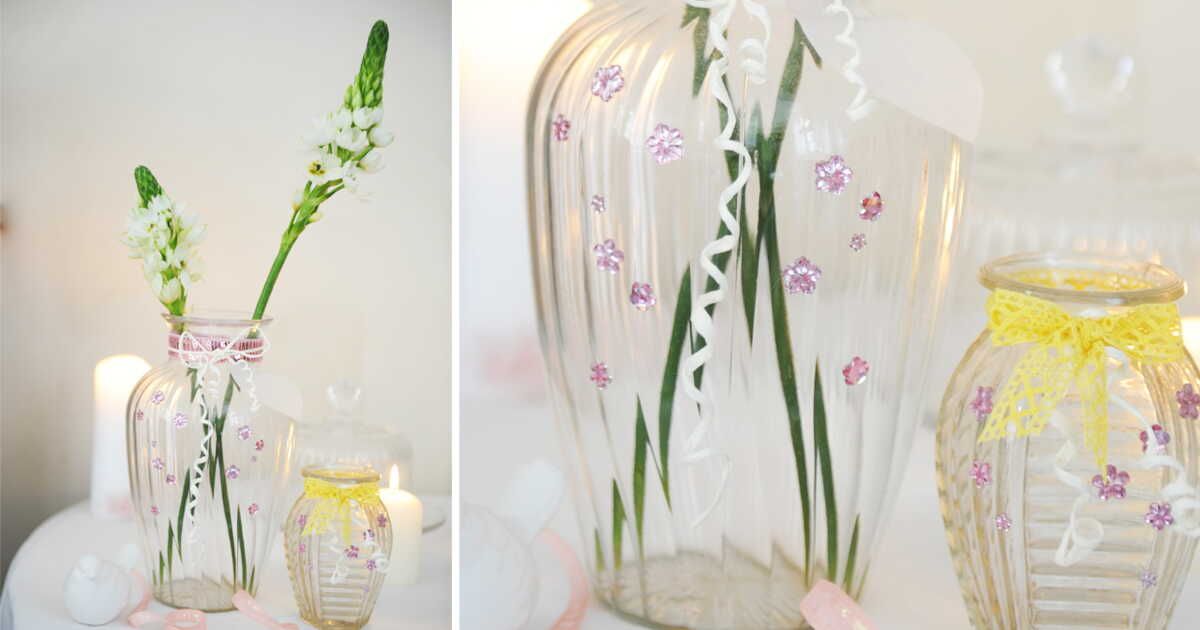 Vases décorés de rubans et de sequins