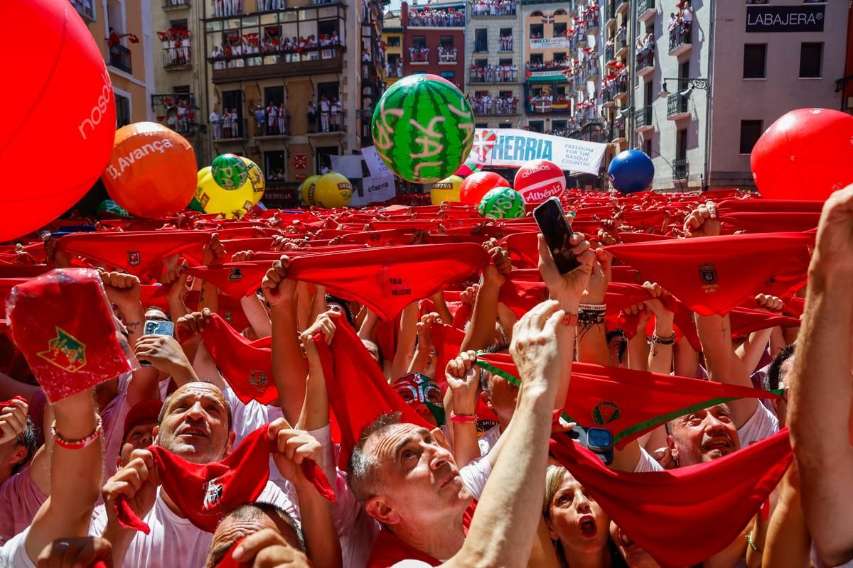 Festivités et enjeux à Pampelune : le choc des cultures lors de la San Fermín