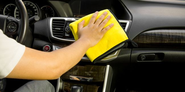 Comment nettoyer et faire briller les plastiques intérieurs de la voiture ?