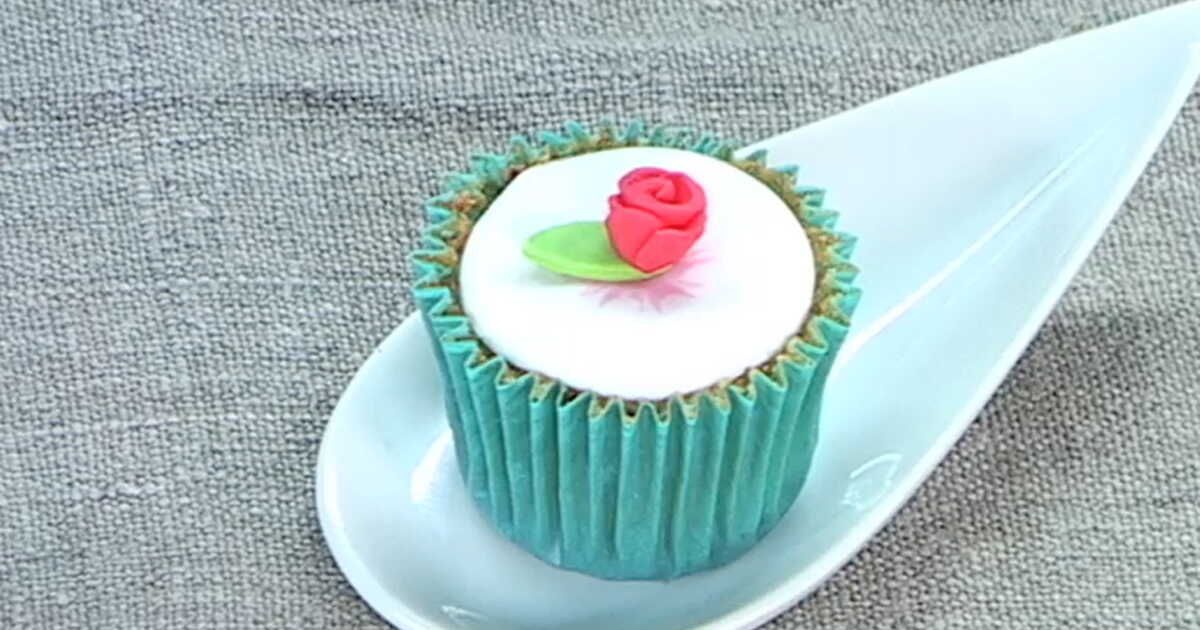 L'art délicat de créer une rose en pâte à sucre