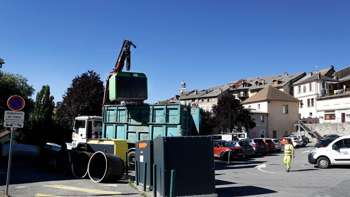 De nouveaux conteneurs à ordures ménagères aériens installés sur le parking de la Bourgade à Seyne-les-Alpes