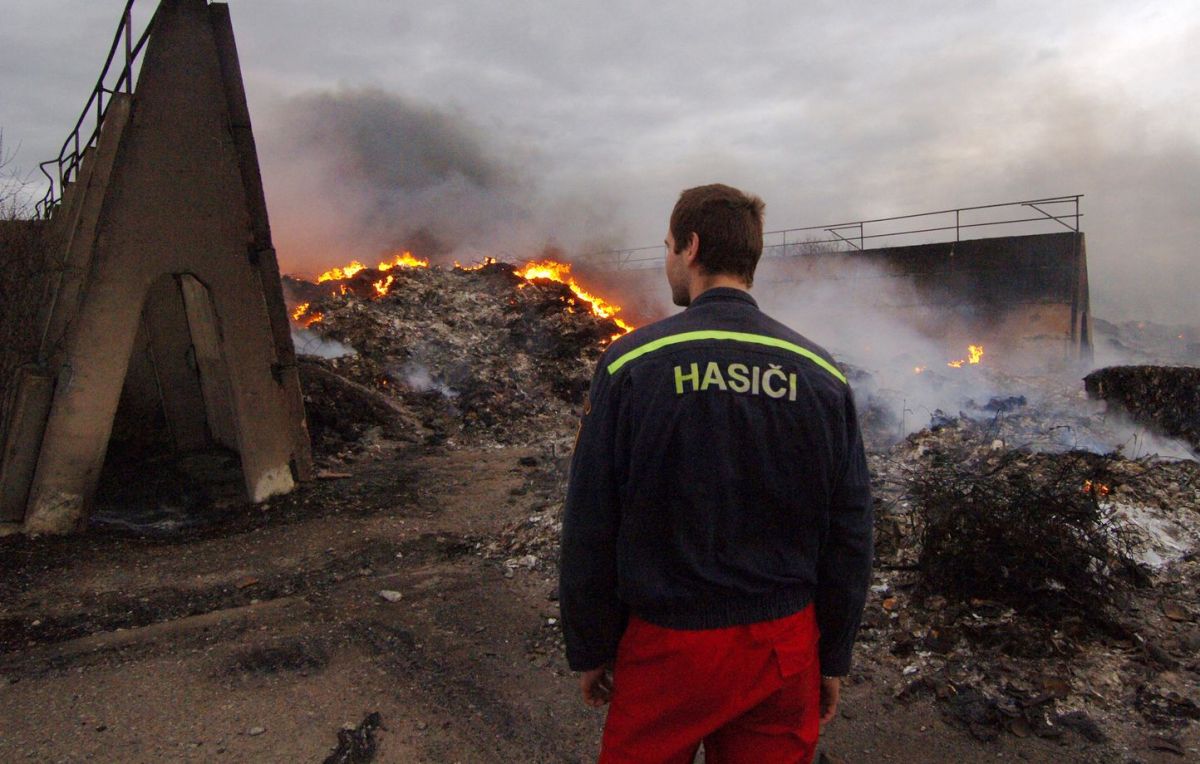 Un incendie dévastateur détruit plus de 70 000 paires de chaussures en République tchèque