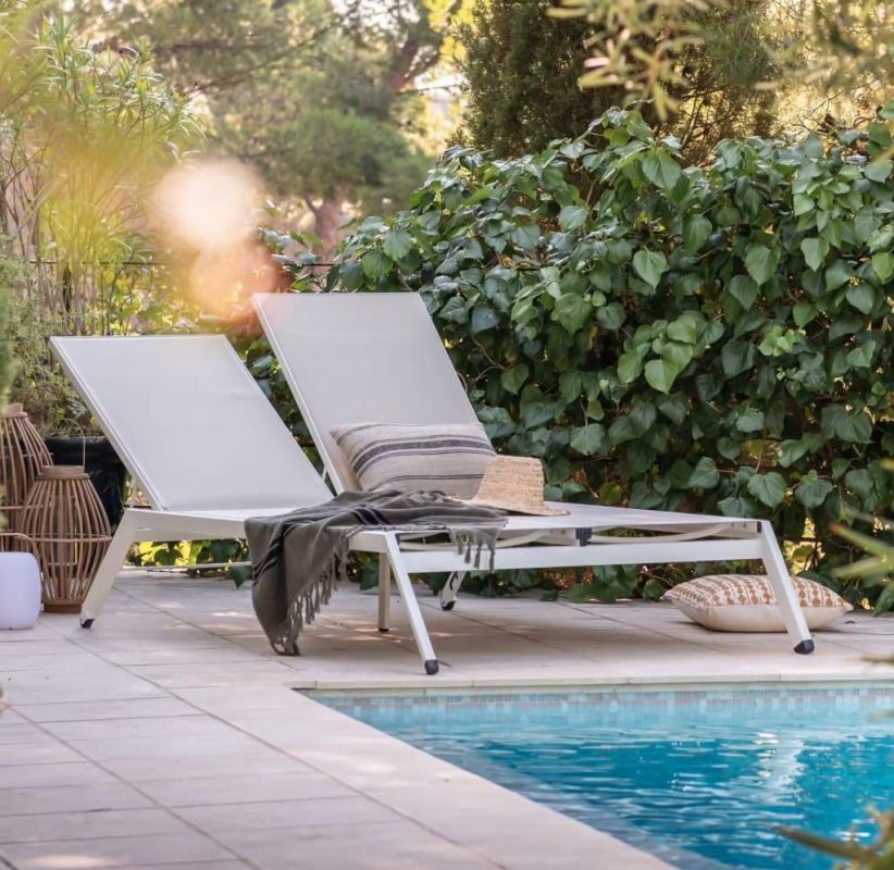 Partagez le soleil : le bain de soleil double Alinéa à moitié prix
