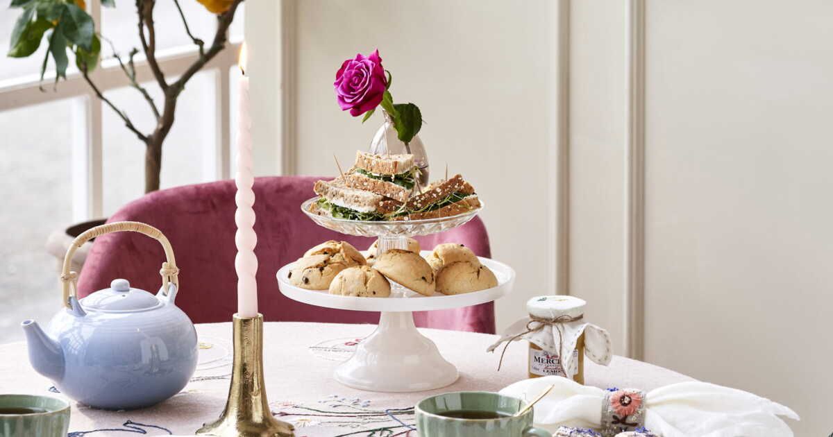 Transformez votre brunch avec une nappe brodée au charme trompe-l'œil